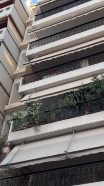 Yunanistan seyahati sırasında turist. Turizm zamanı harcamaları. Yunan Atina sokaklarında gezgin. Turistler için rahat bir ortam. Yunanistan Atina 11.20.2024