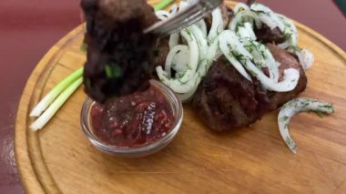 Ketçap sosu, Meksika acı sosu, domates sosuna kızarmış tavuk eti ve mantar dök. Mayonez soslu fast food bq tavuk kebabı yiyorum. Hızlı ve abur cubur konsepti.