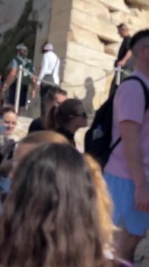 Atina Akropolü 'ndeki antik sütunlar, antik Yunan medeniyetinin simgesi, Yunanistan' ın 11.12.2024 sayılı Atina Akropolü kapılarından geçen popüler tarihi yerleri ziyaret eden turist.