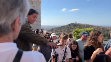 Atina Akropolü 'ndeki antik sütunlar, antik Yunan medeniyetinin simgesi, Yunanistan' ın 11.12.2024 sayılı Atina Akropolü kapılarından geçen popüler tarihi yerleri ziyaret eden turist.