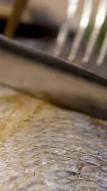 Dorado balığı pişirmek ve çatal ve bıçakla beslenmek için limon eklemek sağlıklıdır. Yüksek kalite 4k görüntü