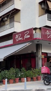 Yunanistan seyahati sırasında turist. Turizm zamanı harcamaları. Yunan Atina sokaklarında gezgin. Turistler için rahat bir ortam. Yunanistan Atina 11.20.2024