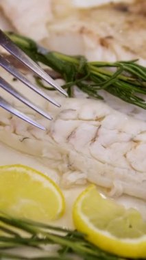 Dorado balığı pişirmek ve çatal ve bıçakla beslenmek için limon eklemek sağlıklıdır. Yüksek kalite 4k görüntü