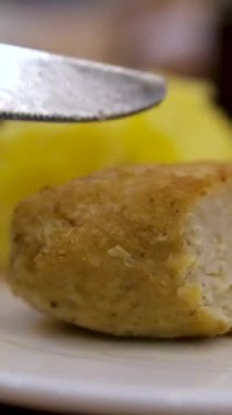 Bıçakla kesilmiş domuz pirzolası, bol yağda kızartılmış tonkatsu, Japon yemeği. Yüksek kalite 4k görüntü