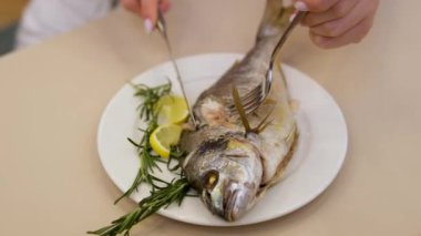 Dorado balığı pişirmek ve çatal ve bıçakla beslenmek için limon eklemek sağlıklıdır. Yüksek kalite 4k görüntü