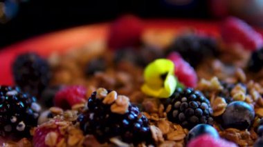 Karpuz, susamlı krema, ev yapımı granola, donmuş böğürtlen, tofu kreması. Ahududu böğürtlen vejetaryen meyve kahvaltısı