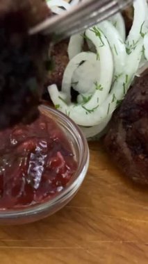 Ketçap sosu, Meksika acı sosu, domates sosuna kızarmış tavuk eti ve mantar dök. Mayonez soslu fast food bq tavuk kebabı yiyorum. Hızlı ve abur cubur konsepti.