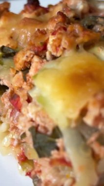 Peynirli lazanya. Lezzetli İtalyan yemekleri. Bolonezli, Bechamel soslu ve Mozzarella peynirli geleneksel İtalyan lazanyası, sıcak yemek servisi. İştah açıcı Et Lazanyası Evde Pişirme.
