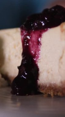 Pembe krem peynirli ahududu ya da koyu dokulu arkaplanda çilekli tatlı cheesecake. Reçelli ve kremalı cheesecake