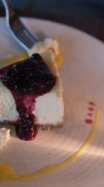 Pembe krem peynirli ahududu ya da koyu dokulu arkaplanda çilekli tatlı cheesecake. Reçelli ve kremalı cheesecake
