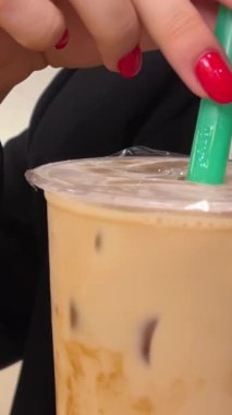 Asyalı genç bayana yakından bakın ve restoranda köpüklü çay için. Köpüklü çay içeceği.