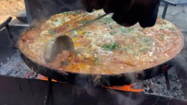 Shakshuka Tunus arapça yumurta tabağında domates, acı biber ve soğan sosunda kızartılmış. Matboukha adlı başka bir yemek üzerine hazırlanabilir..