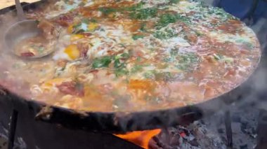 Yeşil sebzeli sokak yemeği yumurtası. Pita ekmeği pişirici ateşte. Yüksek kalite 4k görüntü