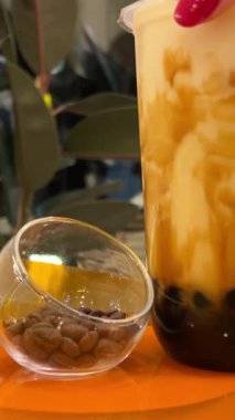 Tahta masada yanmış köpüklü ve peynirli Tayvan sütü çayı. Köpüklü çay içeceği.