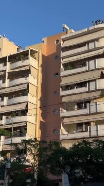 Yunanistan seyahati sırasında turist. Turizm zamanı harcamaları. Yunan Atina sokaklarında gezgin. Turistler için rahat bir ortam. Yunanistan Atina 11.20.2024