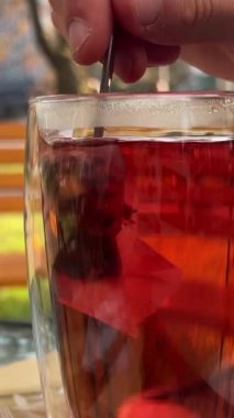Çay içip şekerle karıştırmak. Bir bardak Türk çayı. Şekeri bardakta karıştır