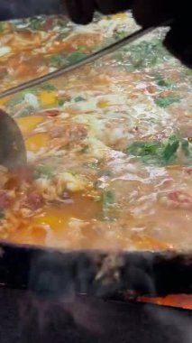 Shakshuka Tunus arapça yumurta tabağında domates, acı biber ve soğan sosunda kızartılmış. Matboukha adlı başka bir yemek üzerine hazırlanabilir..