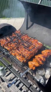 Tavuk yahnisi ateşte kızartılıyor. Sıcak kömür ve duman çıkıyor. Görüntüler, 4K görüntü, kısa video. Yüksek kalite 4k görüntü