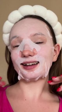 Kadın portresini kapat. Kafasında gri havluyla, ıslak saçlarıyla ve pembe bornozuyla yeşil gözlü genç esmer kız pencerenin yanında sabah güzellik ayinleri yapıyor. Kız kendini yapıyor.. 