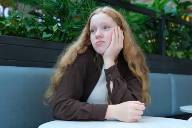 Beyaz geçmişinden sıkılmış beyaz Avrupalı güzel bir kız. Yüksek kalite fotoğraf