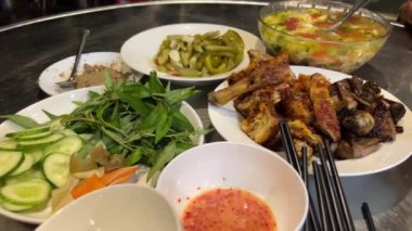 Poke kasesi yemek, yemek çubuklarıyla et yemek. Geleneksel Hawaii yemekleri dilimlenmiş sebzeler, kızarmış et ve yeşillikten yapılır. Sağlıklı yiyecekler. Asya çiğ yemeği. Yüksek kalite 4k görüntü