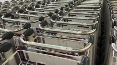 Bavul vagonları havaalanı terminalinde kolay kullanım için tek sıra halinde kilitlenir. Yüksek kalite 4k görüntü