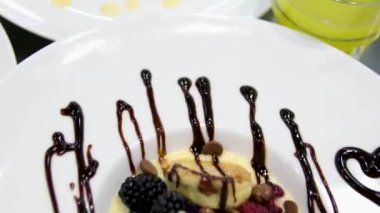 Sabah kahvaltısı için şerbetli ve ahududulu leziz ev yapımı krepler. Krepe ahududu ve şurup ekliyor, yeni kahvaltı tarifi kullanıyor. Muzlu waffle yumurtalı Benedict kahvaltısı.