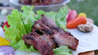 Kızarmış tavuk filetosu, büyük avokado dilimleri, taze salsa sosu, limon ve farklı kenarlardan taze yapılmış sağlıklı mısır tortillası. Paslı masaya yerleştirilmiş. Sağlıklı yemek, glütensiz, alerji dostu.