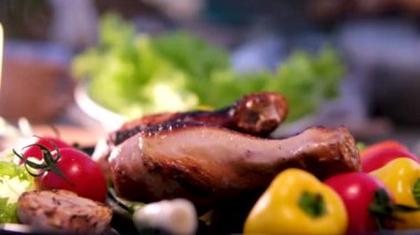 Izgarada kızarmış bbq tavuk budu ve yanan ızgaranın üzerine baharat ve şifalı otlar koyun. Yüksek kalite 4k görüntü