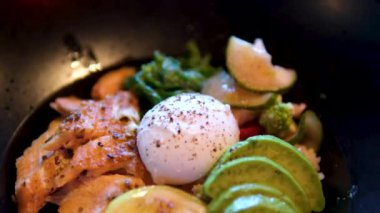 Avokado, füme somon ve yumurta ile ekmekli tost. Sağlıklı sandviçler, brunch ve kahvaltı seçenekleri için mükemmel. Yüksek kalite 4k görüntü