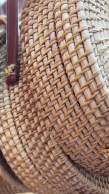 Yansıtıcı bir zeminde örülmüş sepet. Backet kameraya doğru ilerliyor. 4 bin. Yüksek kalite