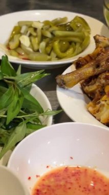 Poke kasesi yemek, yemek çubuklarıyla et yemek. Geleneksel Hawaii yemekleri dilimlenmiş sebzeler, kızarmış et ve yeşillikten yapılır. Sağlıklı yiyecekler. Asya çiğ yemeği. Yüksek kalite 4k görüntü