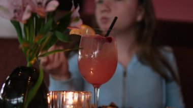 Lokantadaki kız ve bir kadeh Sevgililer Günün kutlu olsun. Yüksek kalite 4k görüntü