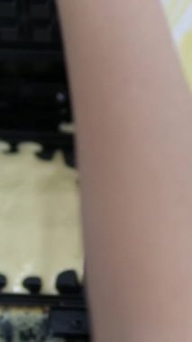 Waffle hamurunu sıcak bir waffle ızgarasına dökerek altın, tüylü waffle yapar. Ev yapımı kahvaltı ya da en iyi brunch mutfağını sunar. Yüksek kalite 4k görüntü