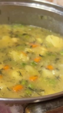 Macar tas kebabı çorbası haşlanmış, şef restoranda geleneksel ciladan ya da zech çorbasından pişiriyor. - Evet. Yüksek kalite 4k görüntü