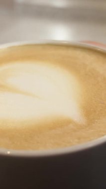 Barista kahve yapıyor, sütlü kahve yapıyor. Yüksek kalite 4k görüntü
