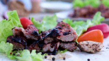 Yılanbalığı restoranında şef yılan balığı kabayaki pişirir. Yüksek kalite 4k görüntü