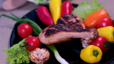 Izgarada kızarmış bbq tavuk budu ve yanan ızgaranın üzerine baharat ve şifalı otlar koyun. Yüksek kalite 4k görüntü