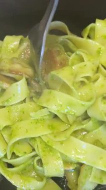 Restoranda pesto ve stracciatella peynirli makarna servis ediyorum. İtalyan mutfağı. Yüksek kalite 4k görüntü