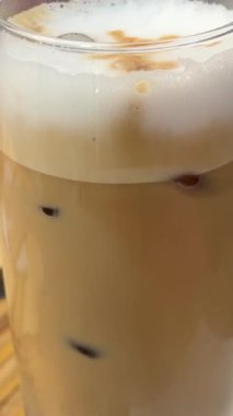 Bardakta süt, kahve ve buz. Sütlü buzlu kahve yapıyorum. Buzlu latte hazırlığı. Yüksek kalite 4k görüntü