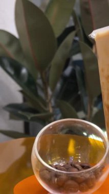Tahta masada yanmış köpüklü ve peynirli Tayvan sütü çayı. Yüksek kalite 4k görüntü