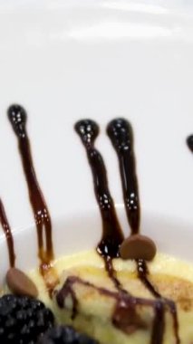 Sabah kahvaltısı için şerbetli ve ahududulu leziz ev yapımı krepler. Krepe ahududu ve şurup ekliyor, yeni kahvaltı tarifi kullanıyor. Muzlu waffle yumurtalı Benedict kahvaltısı.