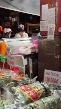 Yoldaki yaya sokağı boyunca yürüyen ve geceleri sokaktaki çeşitli yiyecek tezgahları ve dükkanlarla dolu olan bir turistin bakış açısı. Vietnam Ho Chi Minh Şehri 12.12.2024