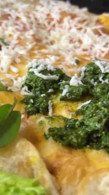 Yumurta ve lavaşla sebze kızartmak, öğle yemeği hazırlamak. Yüksek kalite 4k görüntü