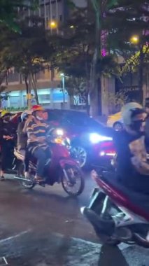 Ho Chi Minh şehri Vietnam Ho Chi Minh Şehri 12.2024 'te çok sayıda motosikletli, motorlu, motorlu, arabalı yavaş giden trafiğin en iyi bedavadan en iyi görüntüsü.