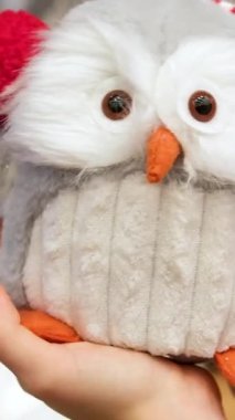 Doldurulmuş ve pofuduk peluş ve gökkuşağı oyuncak baykuşu pembe arka planda dans ediyor. Yüksek kalite 4k görüntü