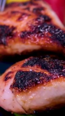 Izgarada ızgara bbq tavuğunu kapayıp ızgaraya baharat ve şifalı otlar ekleyin. Ağır çekim. Yüksek kalite 4k görüntü