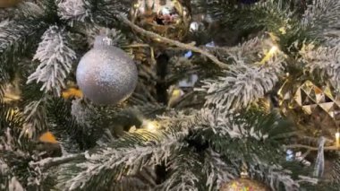 Noel ağacının şenlikli dekorasyonu, gümüş ve beyaz süs. Yeni yıl ve Noel kavramı. Yakın çekim. Yüksek kalite 4k görüntü