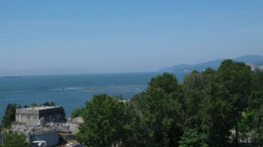 Vancouver 'ın nefes kesici güzelliğini yaşayın, M.Ö. Bu nefes kesici hava görüntüleriyle şehrin ikonik ufuk çizgisini sergiliyorsunuz. Yüksek kaliteli FullHD görüntüler