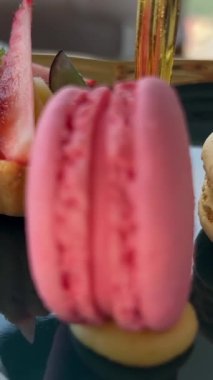 Makarna aperatifi ve tatlı olarak da tatlı olarak makarnanın ortasında ve yanında bardaklar, fincanlar, kahve molaları ve hamur işleri var. Yüksek kalite 4k görüntü